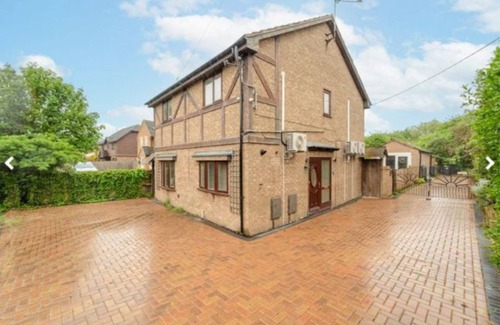 Little Stukeley House | Extensive 4 Bed close to Peterborough.