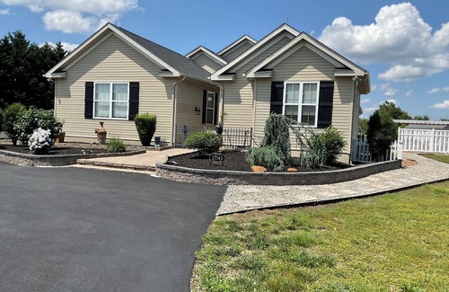 Georgetown House | EXTRA CLEAN In-Law-Suite - QUEEN bed, High Speed WIFI, Smart TV & Much More!