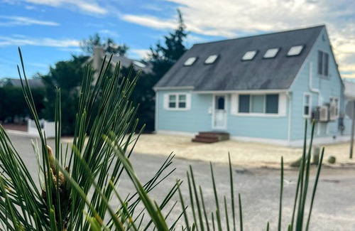 Surf City Cottage | EZ 4 MINUTE WALK 2 BEACH, BAY & EATS CLEAN 2 BR LINENS BBQ 4 BADGES BEACH CHAIRS