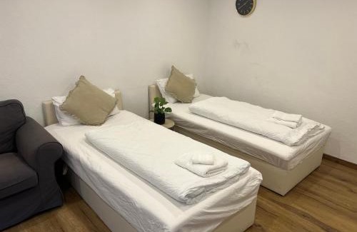 Dortmund Apartment | FÜR 3 - Boxspringbetten, Smart TV, Parkplatz, Stadion Nähe