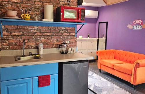 Barrington Apartment | F.R.I.E.N.D.S inspired studio in beautiful Barrington with WiFi, AC