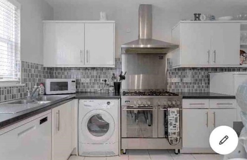 Mile End House | Fab family home next to Victoria Park and close to the City, Mile End