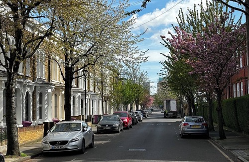 Mile End House | Fab family home next to Victoria Park and close to the City, Mile End