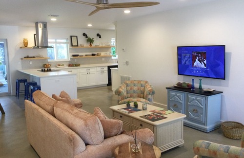 Lake Ida Shores House | Fab House w/Screen Porch and Yard. Premier Neighborhood. Walk to Downtown!