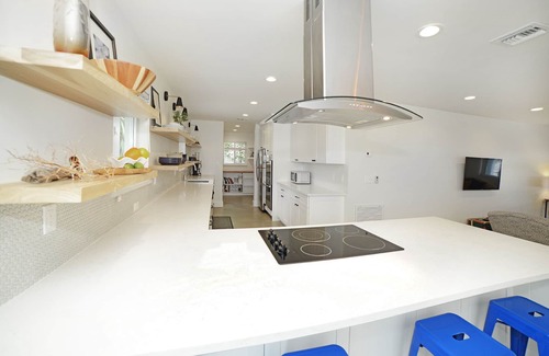 Lake Ida Shores House | Fab House w/Screen Porch and Yard. Premier Neighborhood. Walk to Downtown!