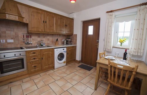 Aughris Apartment | Fab Location - Annex of Beach House Aughris - Perfect for Singles/Couples