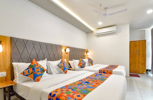 Padra Hotel | Fabhotel Royal City