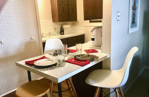 Manhattan Apartment | Fabulous Aggieville Hideaway - Convenient 1 bedroom next to KSU & Aggieville