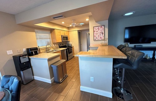 Gulf Gate Estates House | Fabulous Lake View Getaway – 2BR 2BA Home Near Siesta Key Beach! Free WiFi.