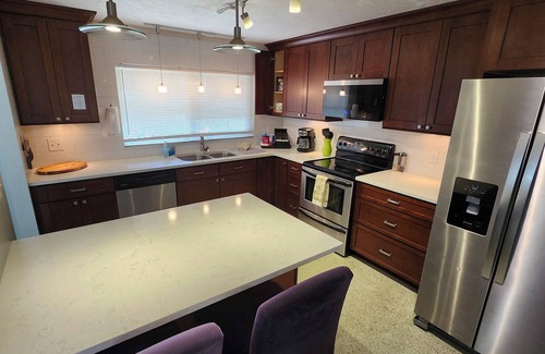 Cocoa House | Fabulous Mid-Century Modern 3 Bedroom with King Master Suite