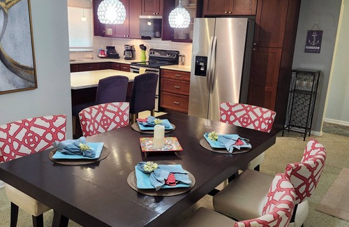 Cocoa House | Fabulous Mid-Century Modern 3 Bedroom with King Master Suite