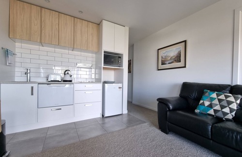 Castor Bay Apartment | Fabulous Milford 1BR With Views & SkyTV