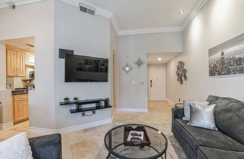 Las Vegas Condo | Fabulous Penthouse Apartment . Condo 1 block from LAS VEGAS Strip GATED!
