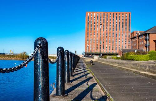 Vauxhall Apartment | Fabulous Quayside Apartment with Free Parking
