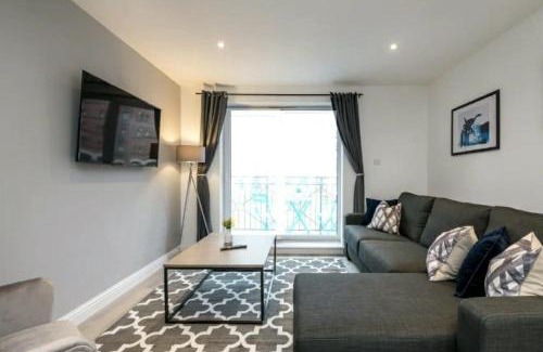 Vauxhall Apartment | Fabulous Quayside Apartment with Free Parking