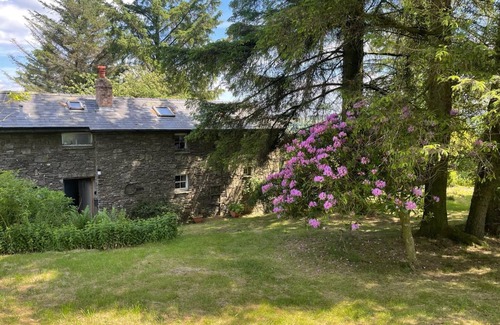 Newcastle-on-Clun Cottage | Fabulous, spacious hillside cottage in secluded garden with panoramic views