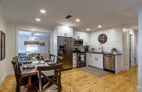 Fairhope Cottage | Fairhope Downtown Cottage Sleeps 10 "Walk to Town" Lots of Parking and Garage