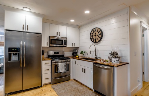 Fairhope Cottage | Fairhope Downtown Cottage Sleeps 10 "Walk to Town" Lots of Parking and Garage
