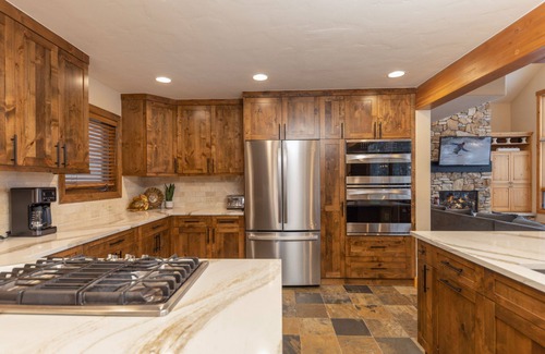The Highlands House | Fairview Lodge: Private Home on Golf Course, Hot Tub, Pool Table, Dogs OK!