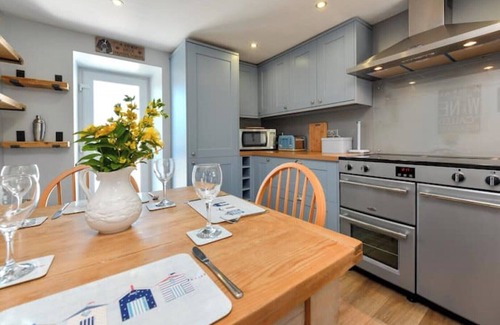 Llanengan Cottage | Fairy tale cottage, close to pub & beach with large enclosed garden & parking