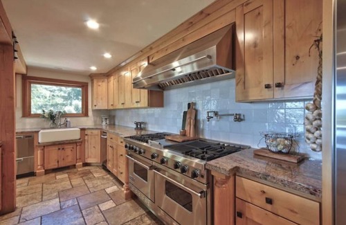 Carlton House | Fairytale escape in the heart of wine country with HOT TUB & TENNIS COURT n