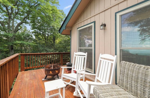 Beech Mountain House | Fall/Winter Serenity at 'Bear Cub View': Pet-Friendly Retreat!