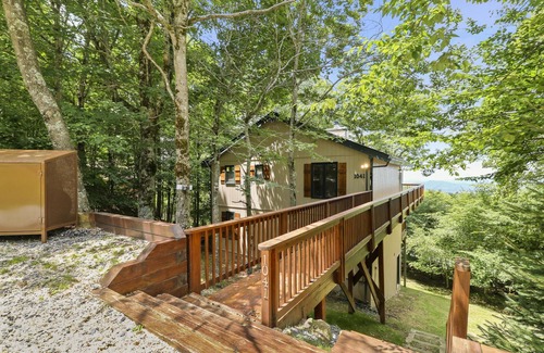 Beech Mountain House | Fall/Winter Serenity at 'Bear Cub View': Pet-Friendly Retreat!