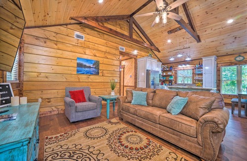 Hatton Cabin | 'Falling Star' Eagletown Cabin w/Hot Tub: Pets OK