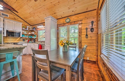 Hatton Cabin | 'Falling Star' Eagletown Cabin w/Hot Tub: Pets OK