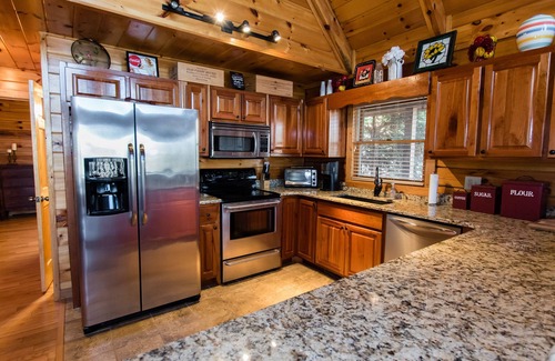 Necowa Cove Cabin | Family Adventure HQ: Great Fire Pit, Huge Porch, Near Town & Trails