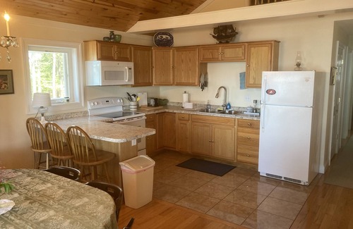 Cambridge Cottage | Family and Pet-Friendly, Waterfront with Pier