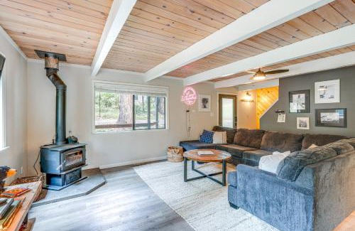 Arnold House | Family Cabin in Blue Lake Springs, Near Town!