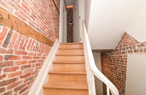 Onze-Lieve-Vrouw-ter-Sneeuw Apartment | Family duplex getaway - Perfectly positioned for city adventures