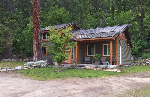 Nelson House | Family friendly 2 bdrm/3 bed home mins from sandy beaches and downtown Nelson!