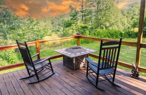 Spruce Pine House | Family-Friendly 3BR Cabin with Mountain Views, Near Trails & Skiing