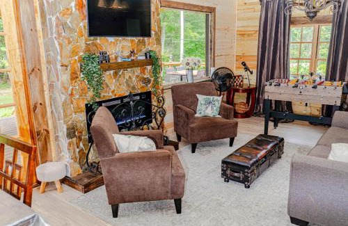 Spruce Pine House | Family-Friendly 3BR Cabin with Mountain Views, Near Trails & Skiing
