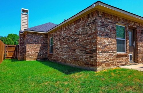 Lake Dallas House | Family-Friendly 3BR Retreat Sleeps 10 King Suite Bunks and Office