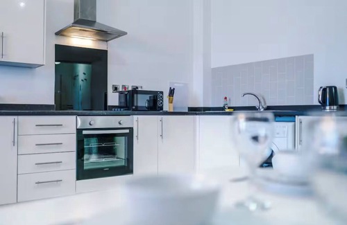 Salford Apartment | Family Friendly 8 Guests Flat & Free Parking