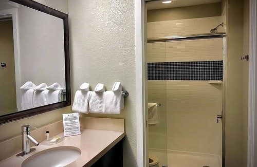 San Bruno Resort | Family-friendly Accommodation! Pets Allowed, Onsite Parking, FREE Breakfast!