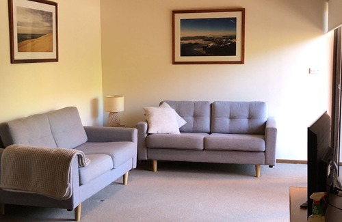 Kingston Apartment | Family friendly apartment 5 min drive to Canberra City