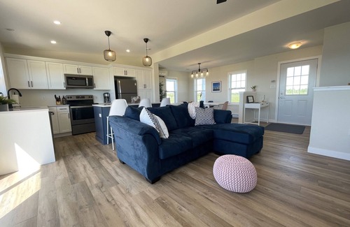 Anglo Rustico Cottage | Family Friendly Cottage- Only a 5 Minute Walk From Beautiful North Shore Beach