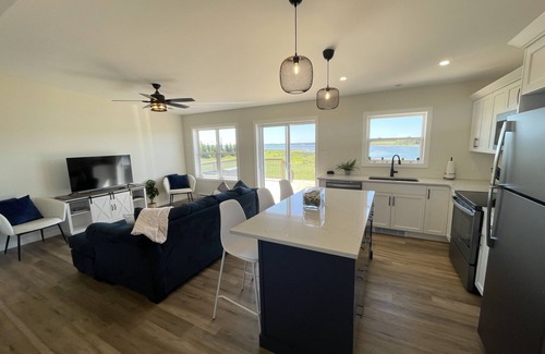 Anglo Rustico Cottage | Family Friendly Cottage- Only a 5 Minute Walk From Beautiful North Shore Beach