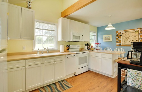 Golts Cottage | Family-Friendly Cottage, Walk to the Beach!
