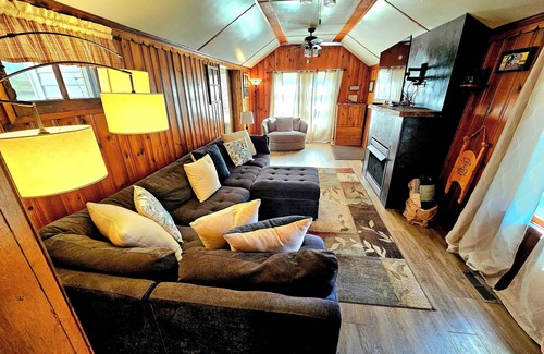 Ohiopyle Cottage | Family friendly, cozy cottage with hot tub in Ohiopyle!