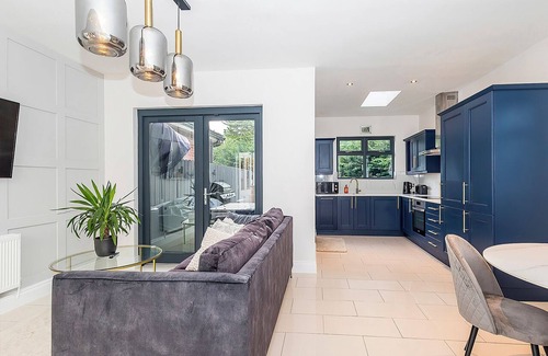 Malahide House | Family-friendly house with 3 bedrooms, driveway and garden!