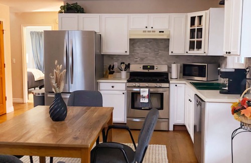 Rainbow Valley House | Family Friendly house on the creek at Valley Glen