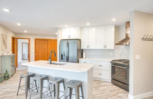 Yankton House | Family-Friendly Lakeview Cottage with Deck and View