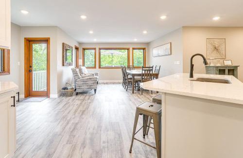 Yankton House | Family-Friendly Lakeview Cottage with Deck and View