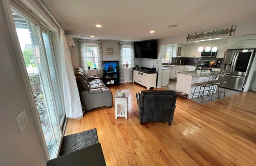 Sandwich House | Family friendly w/Ocean Views, minutes walk to beaches, restaurants & marina