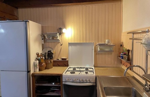 Noyant-d'Allier Cottage | Family-Friends Getaway: Spacious Cottage, Scenic Views, Kid-Friendly Amenities, Close to Attractions